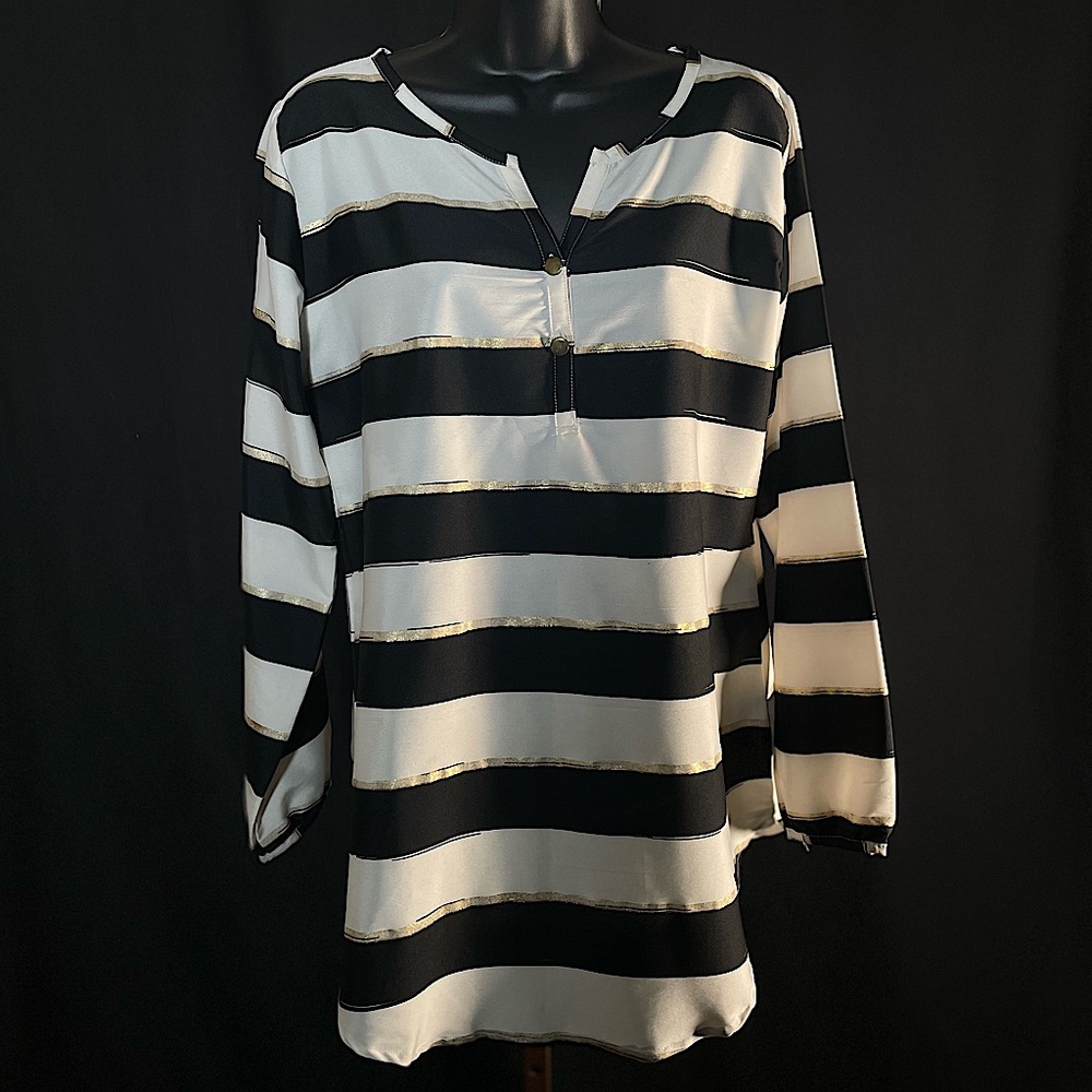 B Boutique White V Neck Size Medium